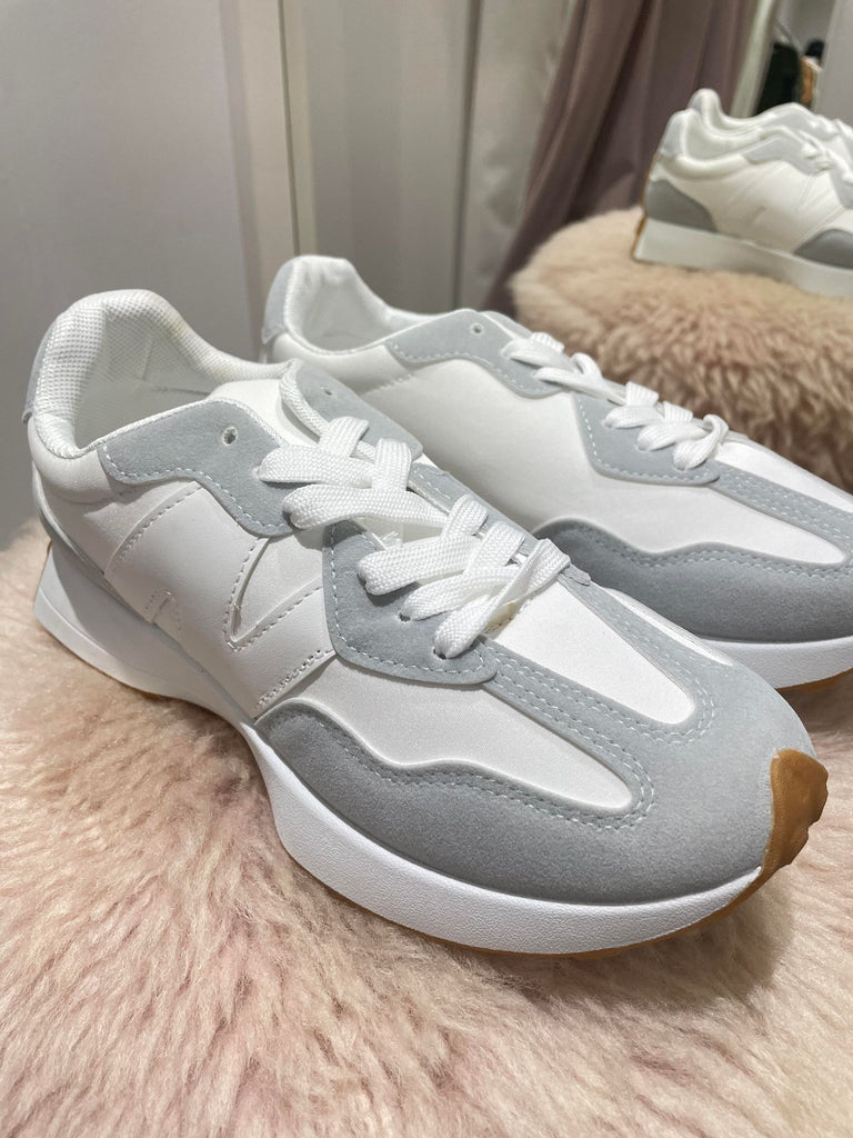 Nua Trainers in Grey