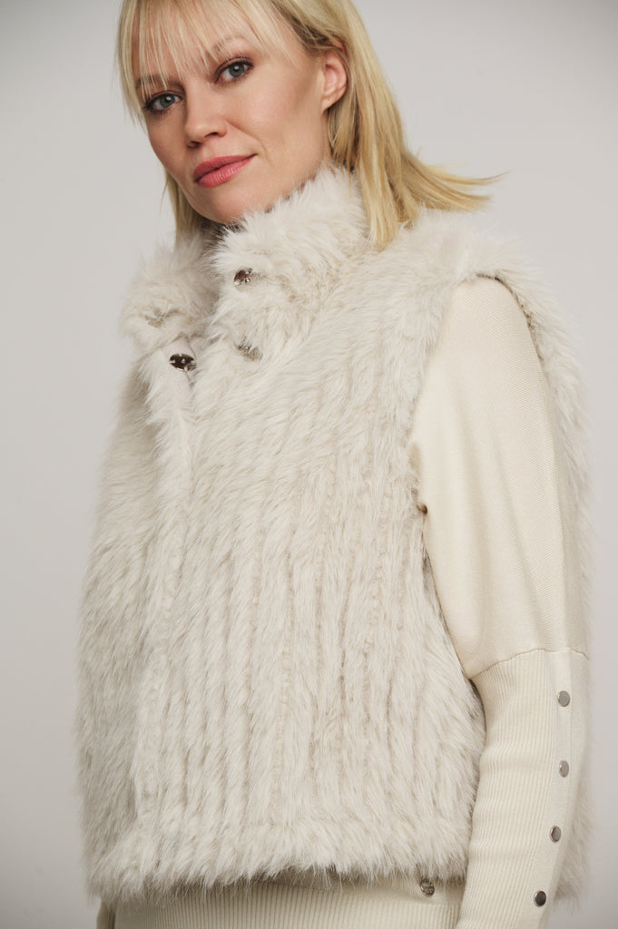 Dava gilet with closure