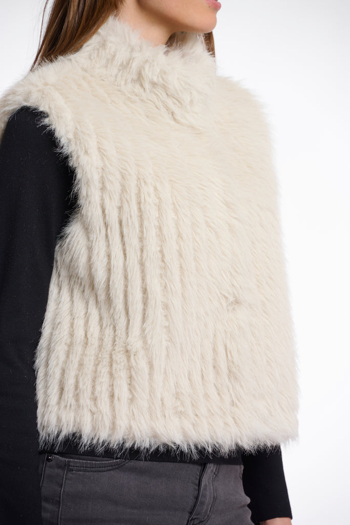 Dava gilet with closure
