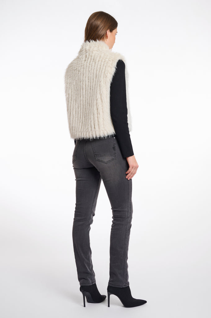 Dava gilet with closure