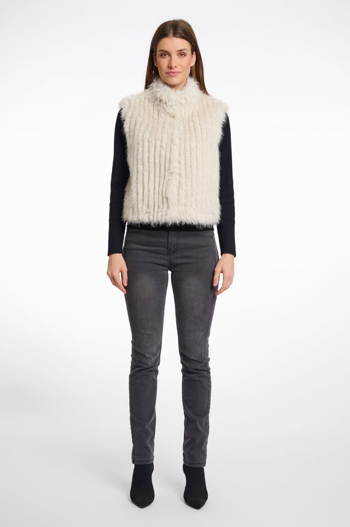 Dava gilet with closure